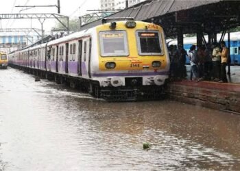 Mumbai Local Train : मध्य रेल्वेची वाहतूक पुन्हा खोळंबली, मुसळधार पावसामुळे मुंबईकरांचे हाल