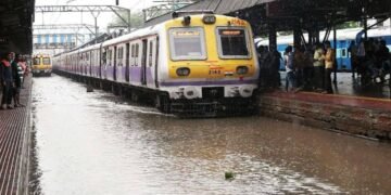 Mumbai Local Train : मध्य रेल्वेची वाहतूक पुन्हा खोळंबली, मुसळधार पावसामुळे मुंबईकरांचे हाल